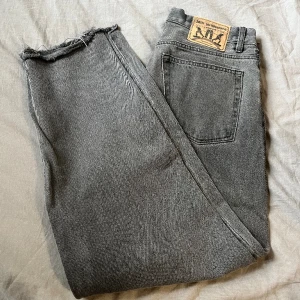 Gråa Sweet SKTBS Jeans - Litet skav på knät💕Storlek: XS💕Märke: Sweet Skateboards💕Skick: Bra💕