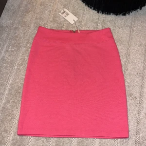 Rosa tight kjol - Fin rosa kjol med tight passform. Tyvärr för liten för mig så aldrig använd, lappar kvar!