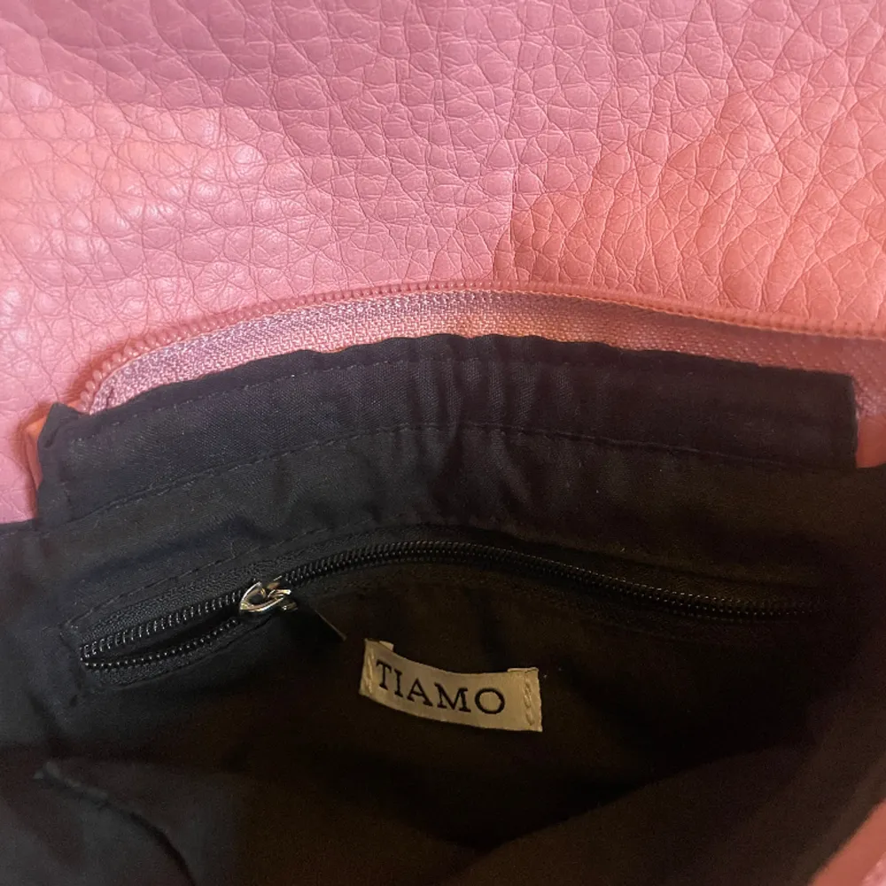 En rosa liten väska, nästintill oanvänd. Köpt från Scorett (tiamo). Säljer då jag inte använder den 🩷. Väskor.