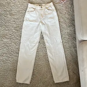 Vita jeans från ginatricot, bra skick!! Innerlängd: 81cm Midjemått: 76cm