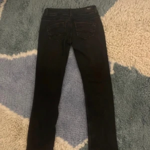 Straight lågmidjade jeans  - Supersnygga lågdmiajde straight jeans från Pepe jeans. Knappt använda! 