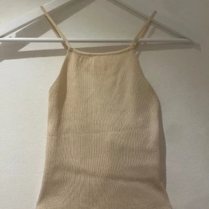 fin topp - Toppen är ifrån zara, super fint skick på den. Den är korsad i ryggen och tröjan är ganska stretchig💕skulle säga att tröjan är lite begie rosa.