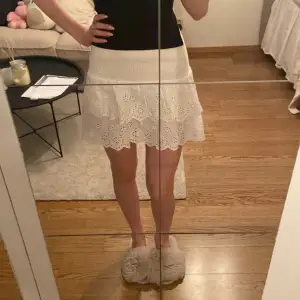 Söt kjol perfekt till sommaren. Knappt använd och har inga defekter. Skriv för fler bilder och lägg gärna prisförslag:)