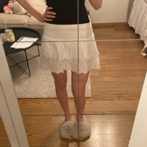 Söt kjol - Söt kjol perfekt till sommaren. Knappt använd och har inga defekter. Skriv för fler bilder och lägg gärna prisförslag:)