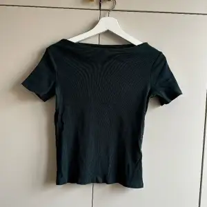 Jättefin mörkgrön t-shirt i bra skick. Säljer på grund av att den är för liten. 