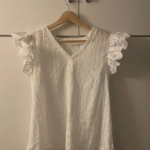 Vit topp - Supersöt topp med volanger på ärmarna🥰