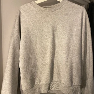 Sweatshirt  - Strl M, nästan aldrig använd och är i bra skick 