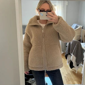 Teddyjacka  - Supertrendig Teddyjacka från hm i stl S, 600+frakt 