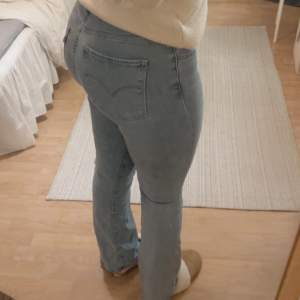Fina bootcut jeans ifrån Levis, inga defekter o inte använda mycket 🩷