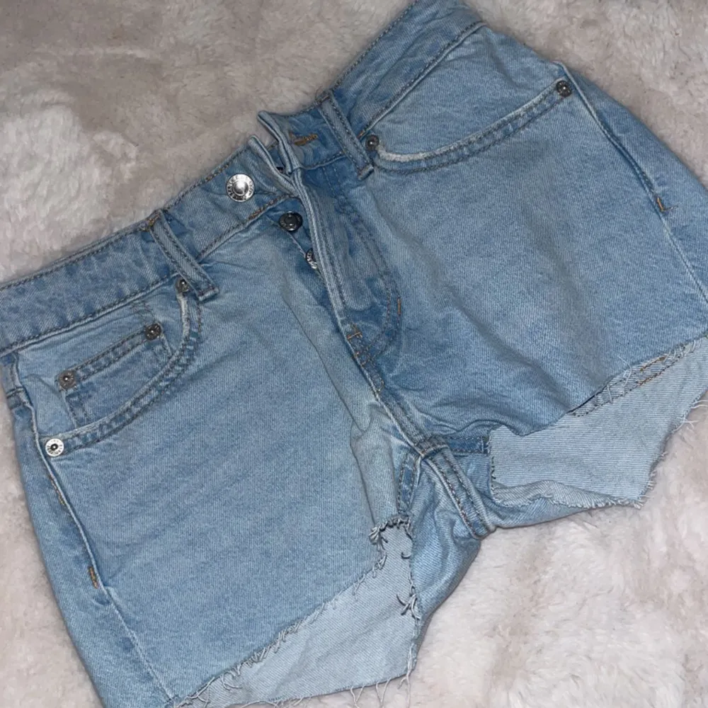 Säljer dessa skitsnygga ljusblåa jeansshortsen från lager 157 i modellen lexi💞💞. Shorts.