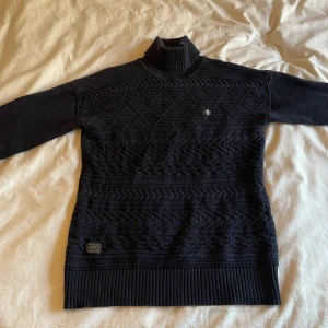 Polotröja Morris - En marinblå polotröja, som är stickad. Använd ett fåtal gånger, och är i fint skick!