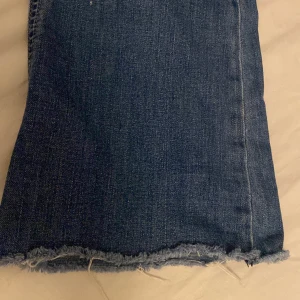 Utsvänga jeans - De är i bra skick men säljer pga av att de är för korta. De är avklippta i botten och skulle passa någon som är runt 160. Midjan är också låg.