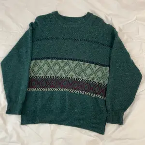 Super fin grön vintage sweater med mönster på framsidan! Köpt second hand utan märke men mycket fint skick, vill tippa på att den är ull. Säljer då den inte används 💕💕  För en lite oversized fit: XS/S För en mer regular fit: S/M