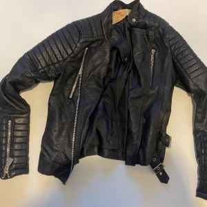 Skinnjacka - Snygg skinnjacka från Chiquelle i storlek 36.