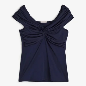 Hm topp - Säljer denna as snygga off shoulder toppen från hm, som är slutsåld i xs-m. 💕 Den är fortfarande till salu, då köparen inte hörde av sig!💕