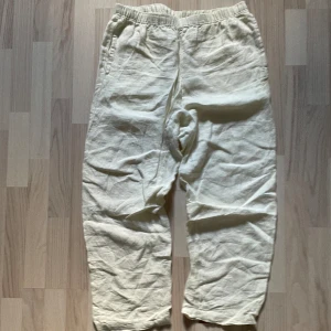 Weekday linne byxor - 299kr - Beiga Weekday linne byxor i storlek medium. Yttertyg 100% lin. Två fram fickor & spännbara snören vid midjan.  För mått/fler bilder skriv privat.