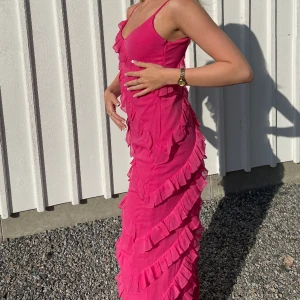 Volang klänning  - Försöker få sålt min jättefina Gina klänning som tyvärr inte kommer till användning längre! Knappt använd så i super fint skick ❤️