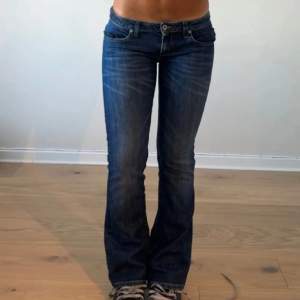 Så snygga lågmidjade vintage jeans. Midjemåttet är ca 80cm och innerbenslängden är ca 77cm. 