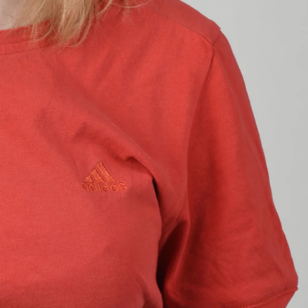 adidas t-shirt i bra skick! storlek 38. färgen är röd draget mot orange, korall aktig 🤲🤲. T-shirts.