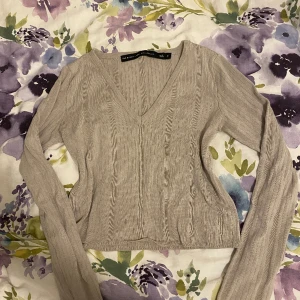 långärmad tröja - fin stickad tröja i skönt material, jättefint skick endast använd 1 gång🩷