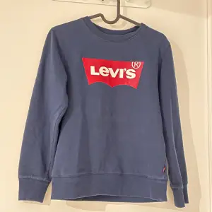 Snygg Levis tröja, säljer för den är för liten, bra skick.