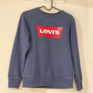 Levis tröja - Snygg Levis tröja, säljer för den är för liten, bra skick.