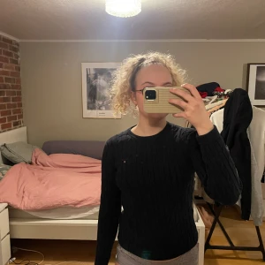 Mörkblå tröja från Gant - Säljer denna mörkblåa jätte fina kabelstickade tröja från Gant. Den är jätte bra sick. :) 