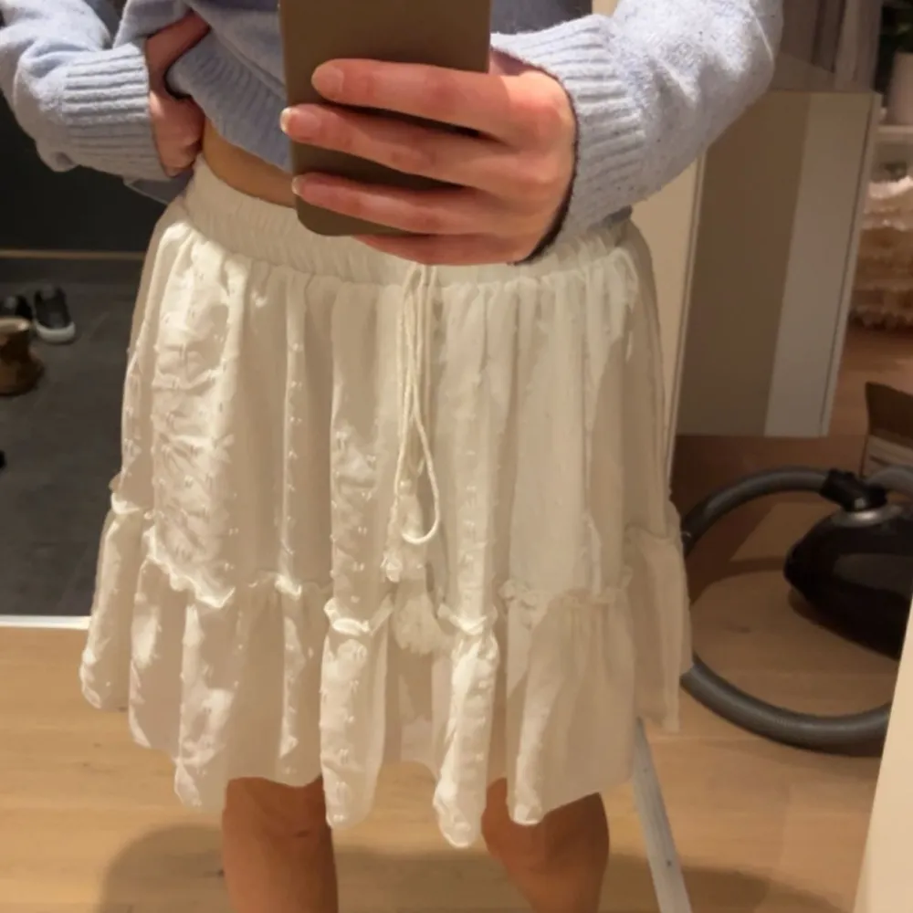 Super fin vit kjol med toffsat i snörena! Knappt använd. Pris kan diskuteras. Hameet.