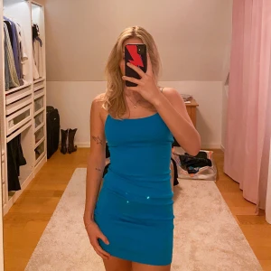 Midi klänning - Söt blå klänning från zara i storlek M men passar S. Tight i passformen och ger en väldigt fin form! Aldrig använd, prislappen kvar. Inga defekter