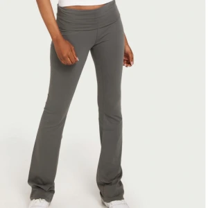 Yoga pants från Nelly💕 - Jättefina yogapants från Nelly som inte kommer till användning. I fint skick💕lånade bilder bara att skicka för fler 