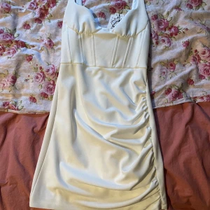 Vit klänning - Säljer nu min helt nya klänning från Zara då den var för liten för mig. Prislappen finns kvar. Perfekta klänningen inför studenten!💞 Liten i storlek. 