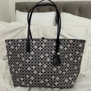 Malene Birger väska - Malene Birger väska i Abigail modellen. Ny pris runt 2 800 kr. Sparsamt använd 🤍