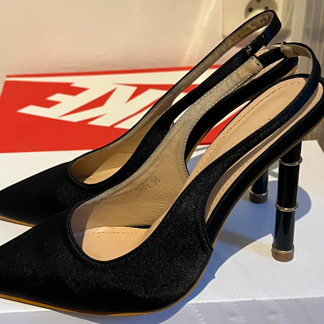 Svarta höga klackar  - 91