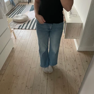 Blåa raka jeans - Blåa, raka ”breda” jeans från H&M i storlek 34. Jättefina med silverdetaljer. Inget slitage.  