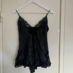 Spetsbody - Spetsbody köpt i en vintageaffär. Väldigt skrynklig tyvärr men väldigt fin. 