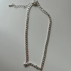 Halsband  - Silvrigt halsband från hm💕