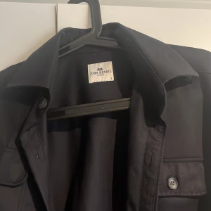 John Henric Overshirt - Här har vi en perfekt overshirt nu inför sommaren. Skick 8/10, inte använt så mycket samt så är den helt fläckfri!