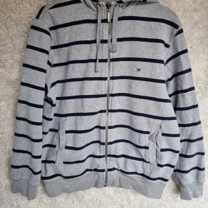 Tommy hilfiger - Tja säljer min Tommy Hilfiger hoodie som är riktigt snygg men slutar användas. 