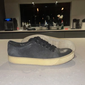 Lanvin patent cap toe - Lanvin patent cap toe | Skick 9/10 (Väldigt fina) | Strl: 7(EU42) | OG- endast skor | Hör av dig vid frågor eller funderingar | Mvh ReNew Closet