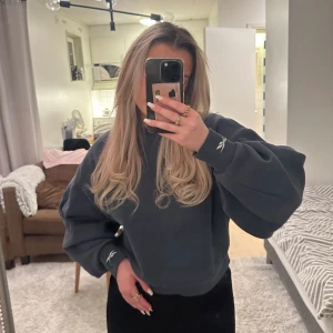 Tröja - Vet inte vad det är för storlek då jag klippt bort lappen, men jag skulle gissa på M/L då den sitter oversized på mig som brukar ha storlek S.