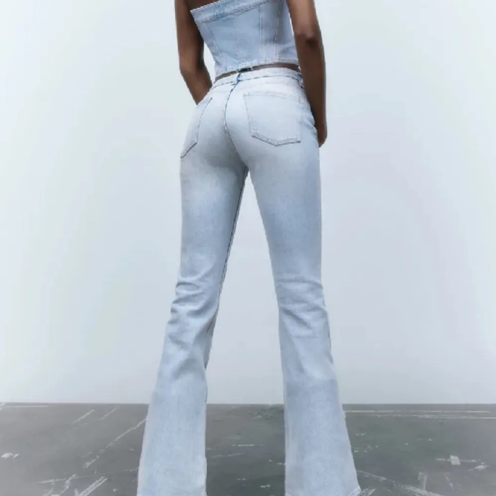 Slutsålda Lågmidjade bootcut jeans från zara❤️. Jeans & Byxor.