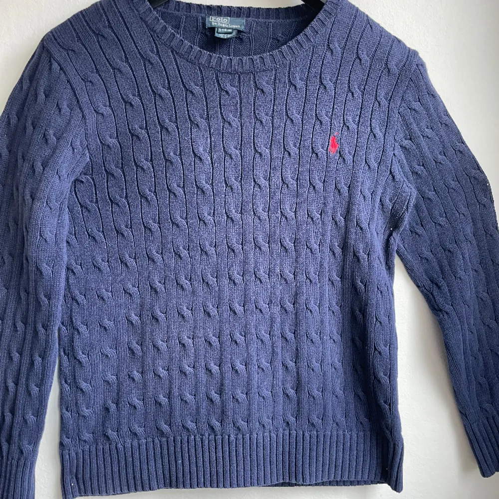 En snygg Ralph Lauren cabel-knit Som är lätt att matcha med  Skick(9/10) Är villig att byta . Tröjor & Koftor.