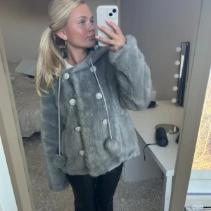 Pälsjacka - Säljer denna pälsjacka med luva. Har du någon fråga är det bara att höra av dig🫶🏻