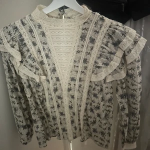 Mango blus  - Jättefin volang blus från mango, aldrig använd med etiket kvar, köptes förra våren på mango för 600kr, jättefin nu till våren 💕