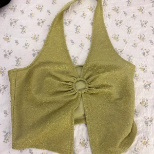 Fairy top - Söt fairy liknande top, grön glittrig från hm. Aldrig använd. Söt till festival ksk?