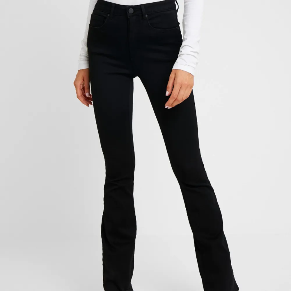 Svarta bootcut jeans från only, Endast provade. Köpte fel storlek 🤍Storlek M längd 30🤍. Jeans & Byxor.