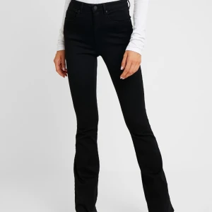 Svarta bootcut jeans - Svarta bootcut jeans från only, Endast provade. Köpte fel storlek 🤍Storlek M längd 30🤍