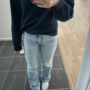 Superfina ljusblå raka jeans från Zara, perfekta nu till våren & bra i längden för mig som är ungefär 155cm. Jättebra skick, knappt använda 💓💓