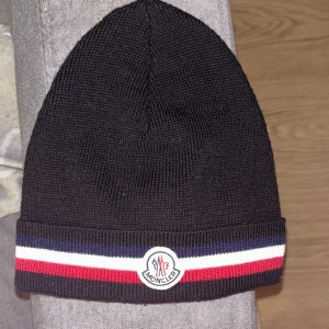 Moncler mössa  - Helt ny Moncler mössa identisk med den riktiga box tillkommer 