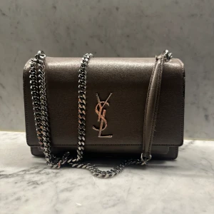 Väska från Saint Laurent - Grå väska från YSL modell sunset